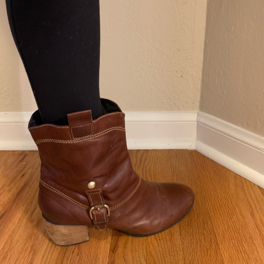 Clark’s brown leather boots. - Picture 13 of 16